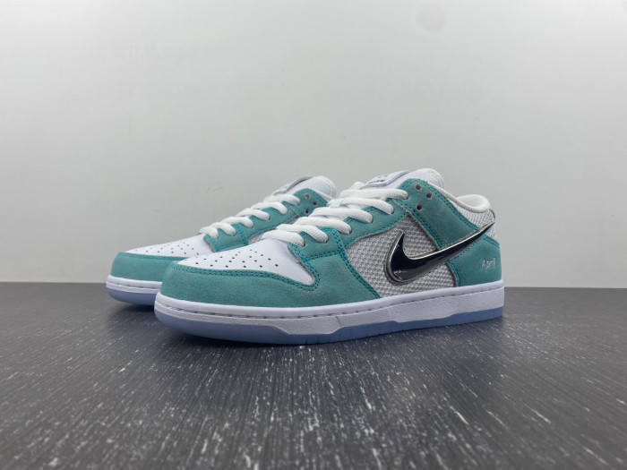 april skateboards x nike dunk low sb ''turbo green'' fd2562 400