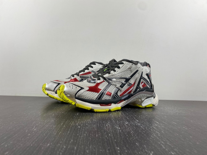 blcg runner sneaker 677403-w3rb6-9167