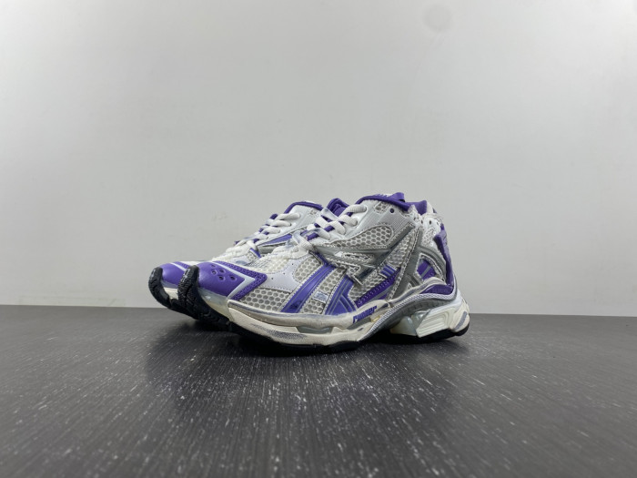 blcg runner sneaker 677402-w3rb3-5901