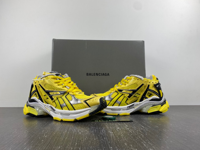 blcg runner sneaker 677402-w2rd3-0510