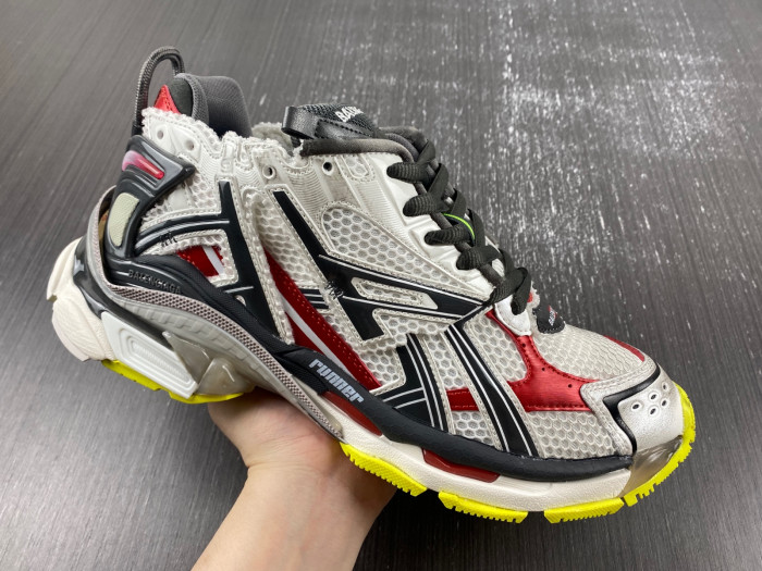blcg runner sneaker 677403-w3rb6-9167