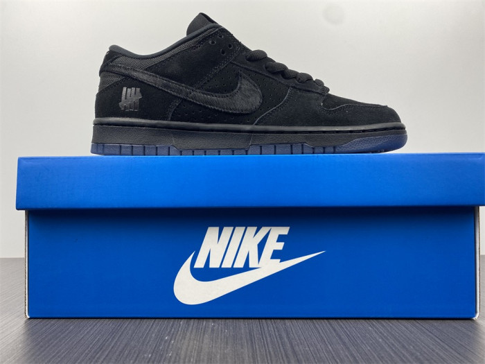 nike dunk low x undefeated 