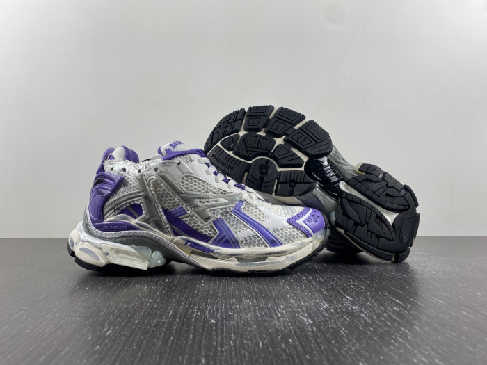 blcg runner sneaker 677402-w3rb3-5901