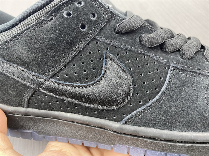 nike dunk low x undefeated 