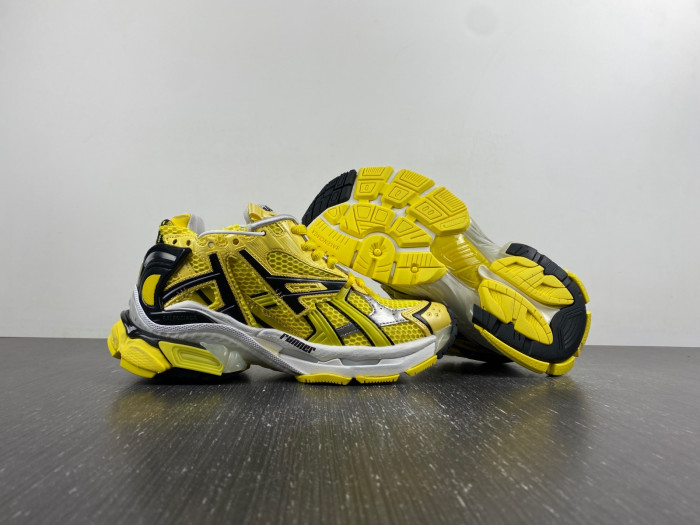 blcg runner sneaker 677402-w2rd3-0510