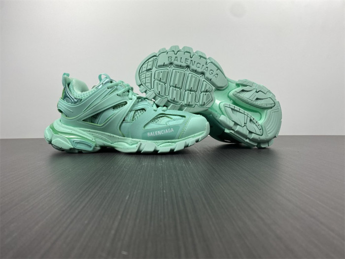 blcg track trainer green 542436 w3fe3 3800