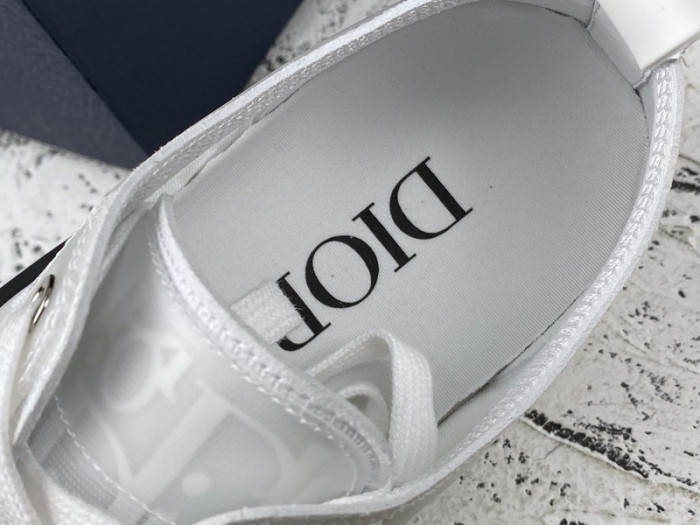 d10r b23 homme kaws low top sneaker
