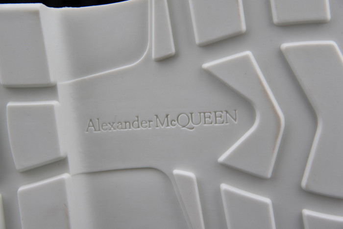 A1exa*der Mcqv*en SNEAKERS