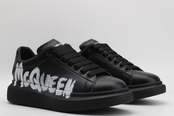 A1exa*der Mcqv*en SNEAKERS