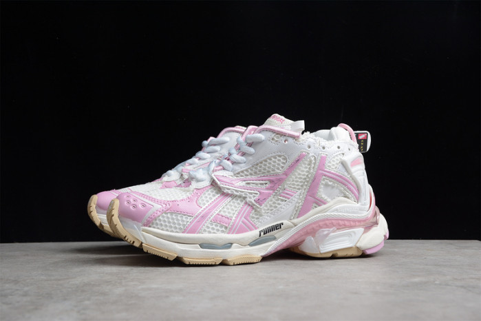 blcg runner sneaker 677402-w3rb3-9059