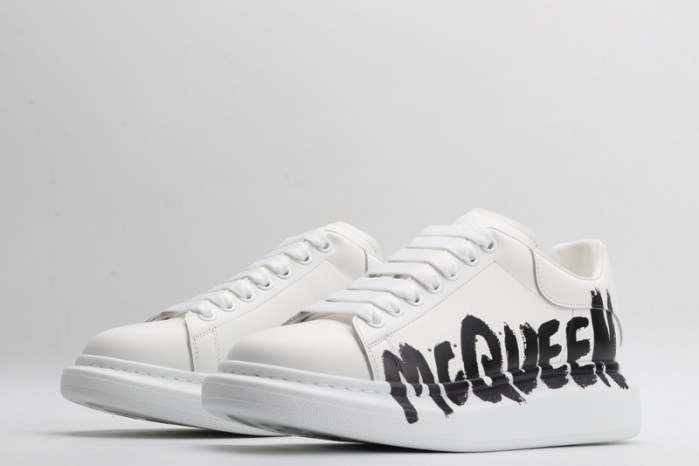A1exa*der Mcqv*en SNEAKERS