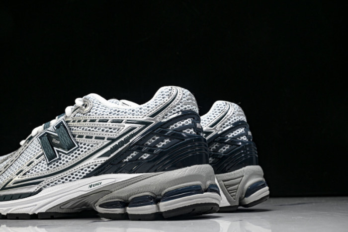 New Ba1an*e 1906R Silver Metallic Deep Ocean U1906RCE