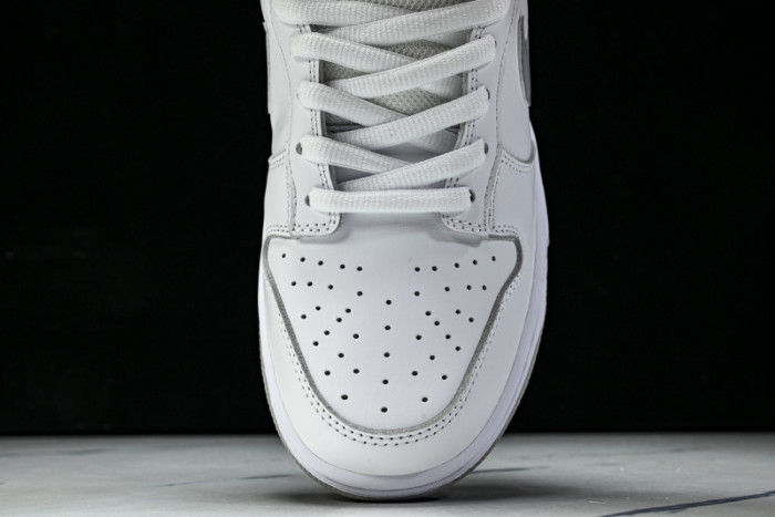 Nike SB Dunk Low Svp*me 94 White Metallic Silver HQ8487-100