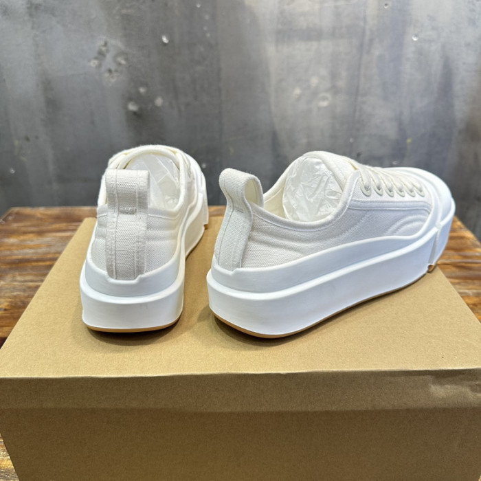 B0tt*ga Ven*ta SNEAKER
