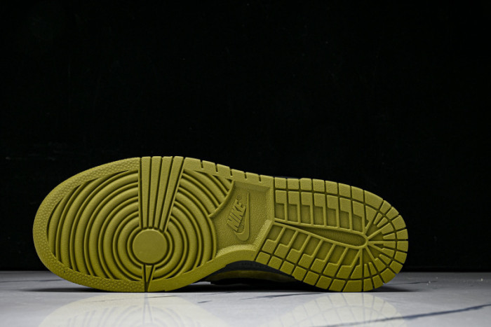 Nike SB Dunk Low Svp*me 94 Camper Green HQ8487-300