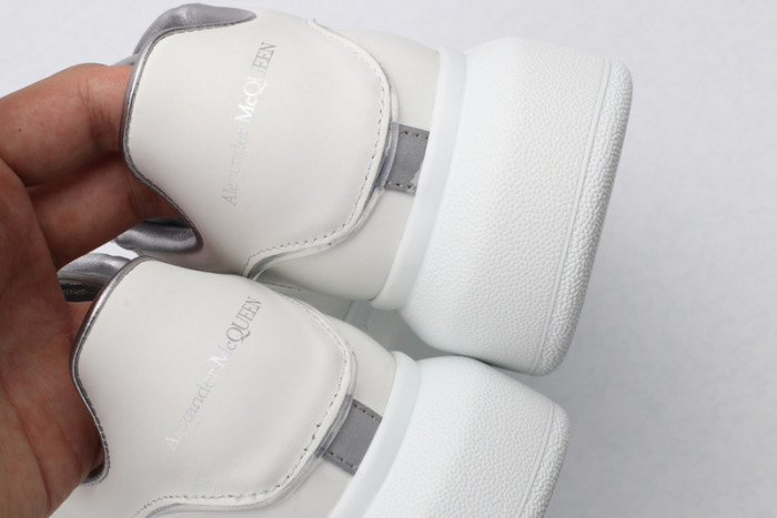 A1exa*der Mcqv*en SNEAKERS with LED MC5563-060