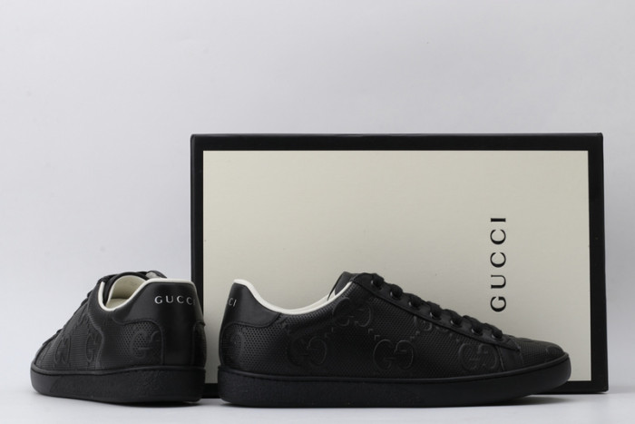 gucc ace embroidered low-top sneaker 431942a38g09065