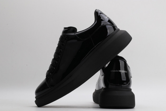 A1exa*der Mcqv*en SNEAKERS