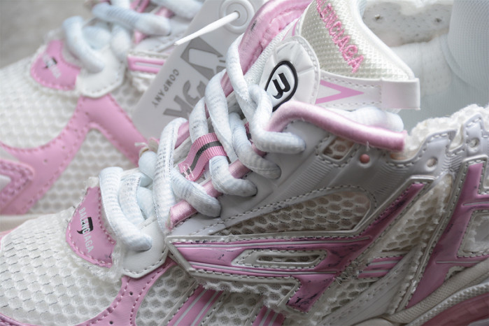 blcg runner sneaker 677402-w3rb3-9059