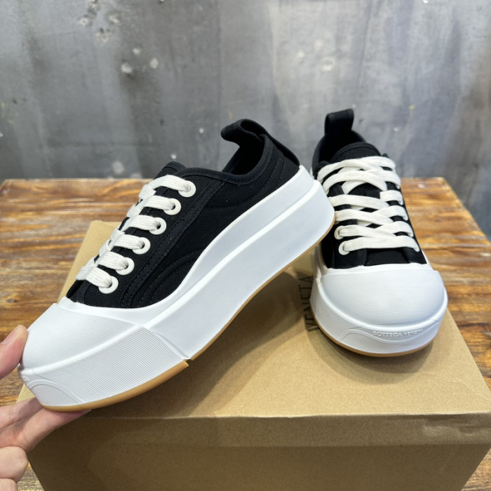 B0tt*ga Ven*ta SNEAKER