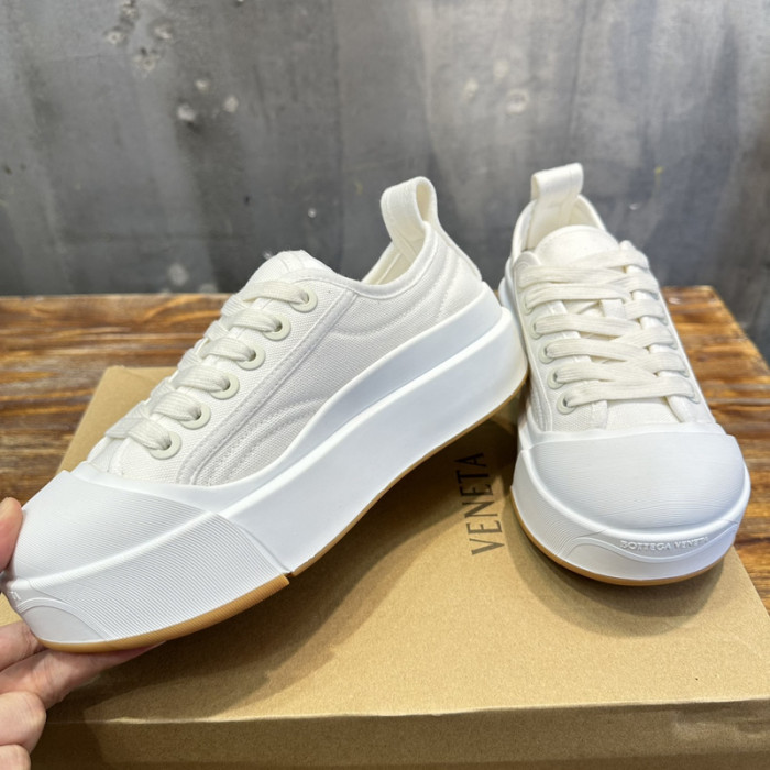 B0tt*ga Ven*ta SNEAKER