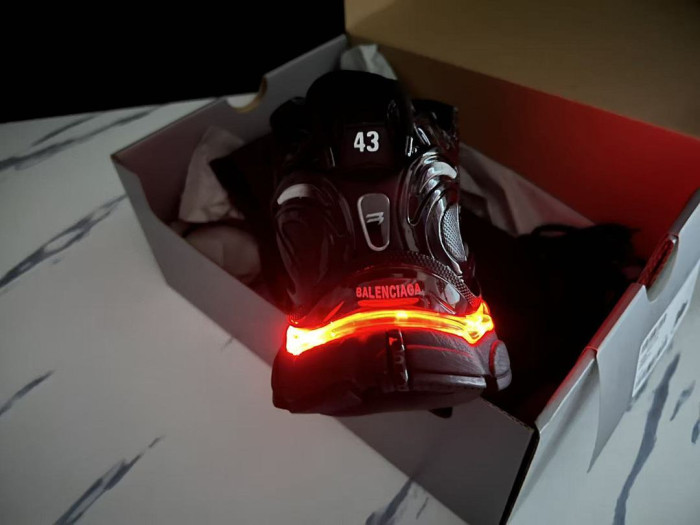 BLCG RUNNER SNEAKER LED 853225-WRNLD1000