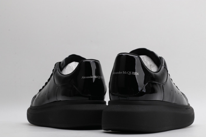 A1exa*der Mcqv*en SNEAKERS