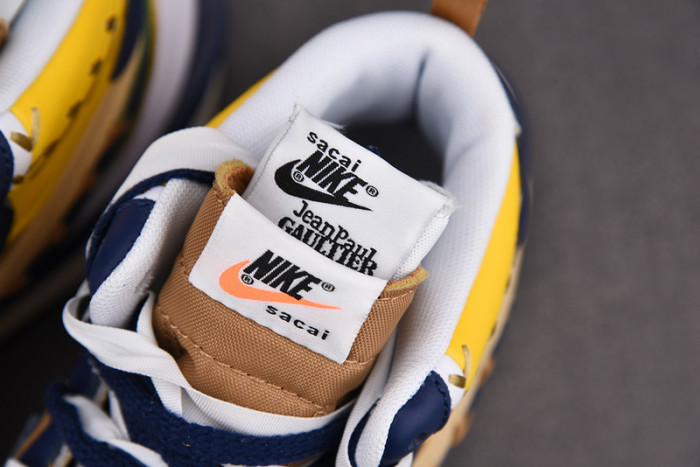 sacai x jean paul gaultier x nike vaporwaffle dh9186-200