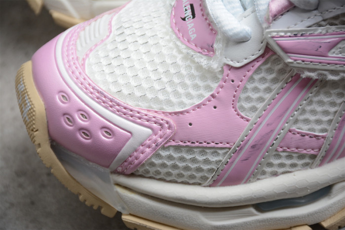 blcg runner sneaker 677402-w3rb3-9059