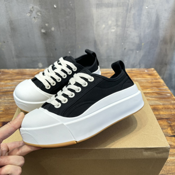 B0tt*ga Ven*ta SNEAKER