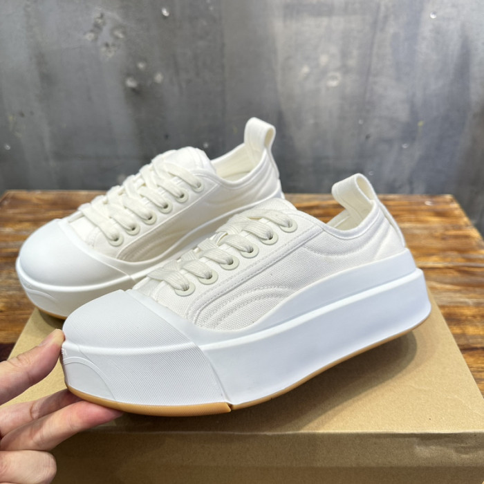 B0tt*ga Ven*ta SNEAKER