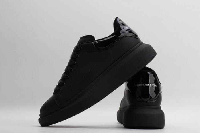 A1exa*der Mcqv*en SNEAKERS