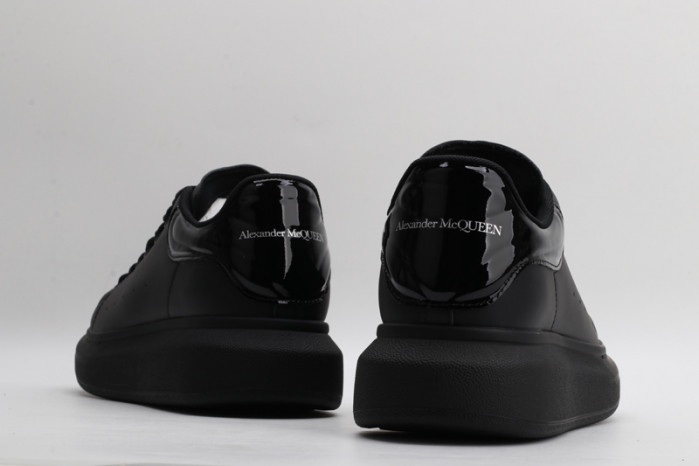 A1exa*der Mcqv*en SNEAKERS