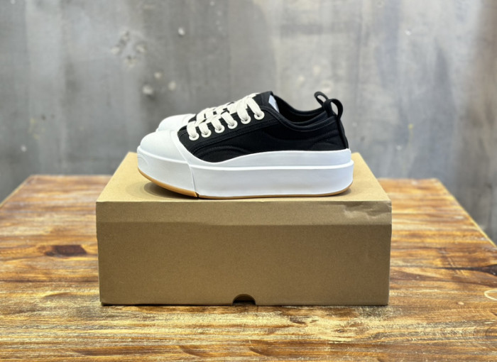 B0tt*ga Ven*ta SNEAKER