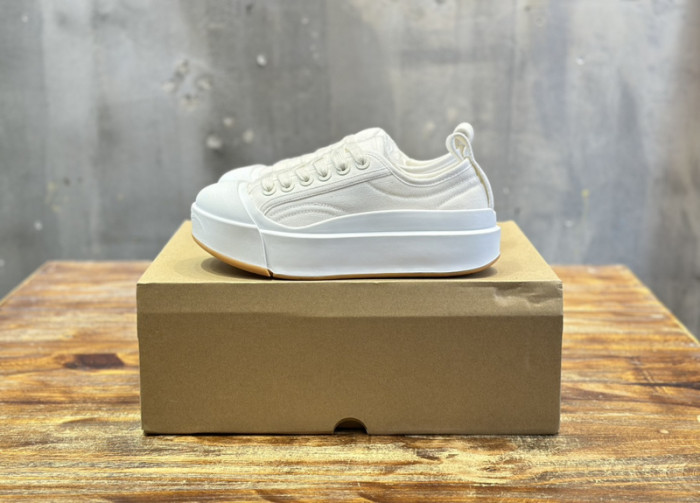 B0tt*ga Ven*ta SNEAKER