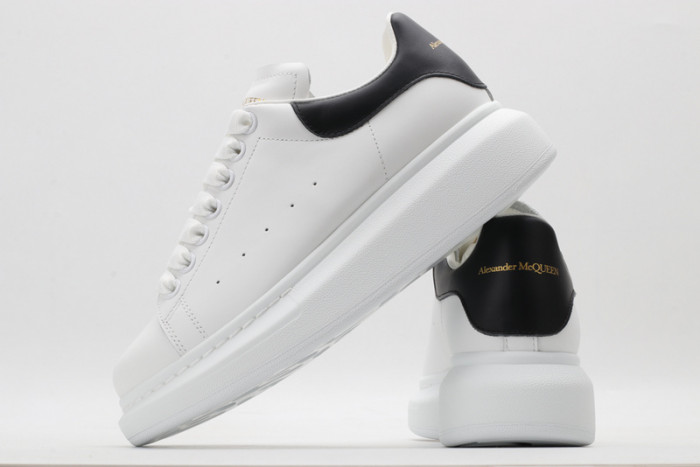 A1exa*der Mcqv*en SNEAKERS