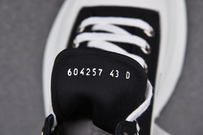 A1exa*der Mcqv*en SNEAKERS