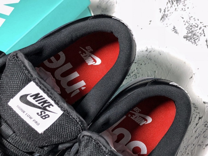 Supreme x Nike SB Dunk Low Silver Black CK3480-001